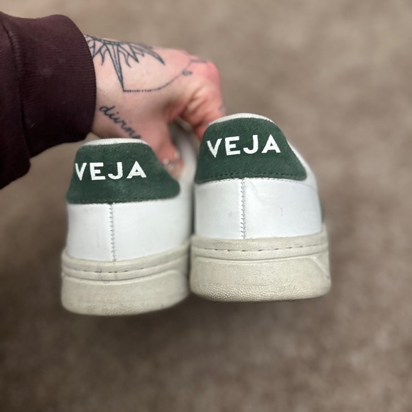 Veja V-12 Sneaker - Picture 3 of 9